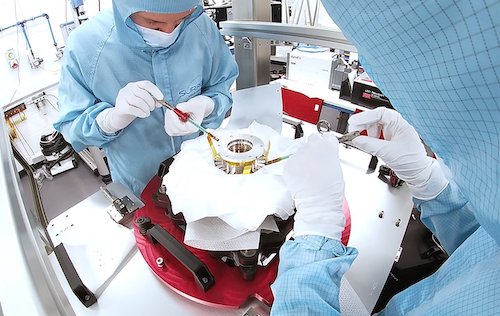 Integrating an Earth-observation camera in the cleanroom